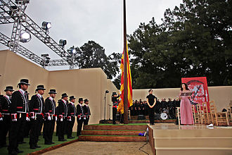 Hisada de la senyera a la Diada Nacional de Catalunya