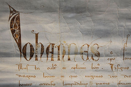 Detall del pergamí amb la llicència atorgada pel papa Joan XXII (1 de febrer de 1325)