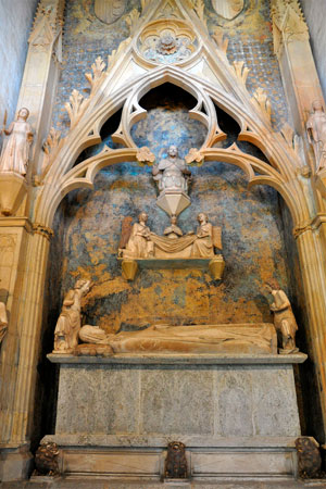Sepulcre de la Reina Elisenda des del claustre