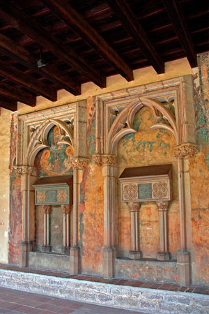 Sepulcres en una galeria del claustre
